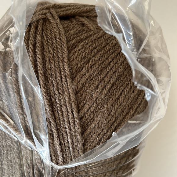 Jumbo Skein Worsted Yarn Acrylic 1 Pound Milk Chocolate Brown 4 Ply - Picture 4 of 5